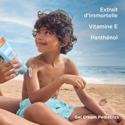 Enfant appliquant le gel crème ISDIN Pediatrics à la plage.