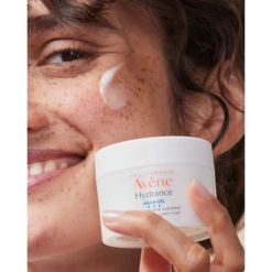Femme appliquant Avène Hydrance Aqua-Gel sur son visage pour une hydratation intense.
