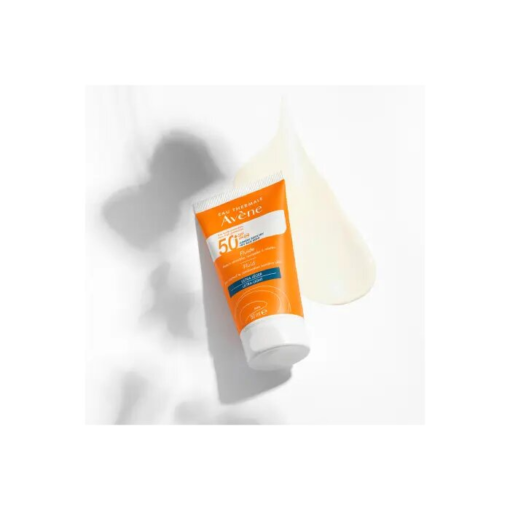 Fluide solaire Avène SPF 50+ avec texture de crème solaire sur fond blanc.