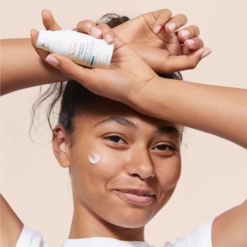 Femme appliquant le soin Avène Cleanance Comedomed sur le visage