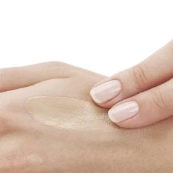 Application de la crème solaire teintée Vichy Capital Soleil SPF 50+ sur la peau