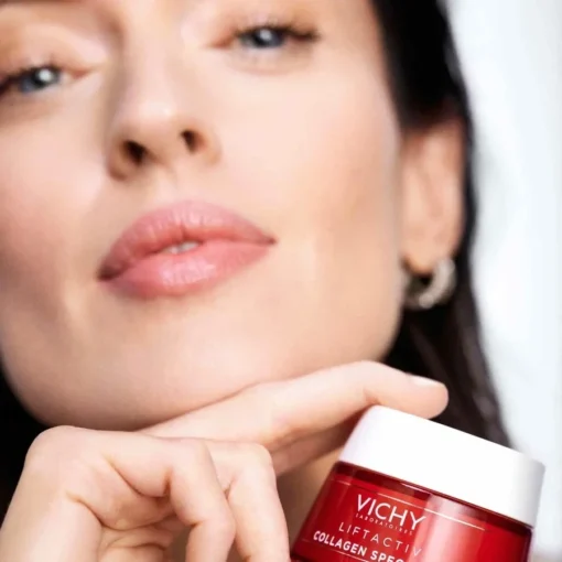 Femme tenant le pot de crème Vichy Liftactiv Collagen Specialist