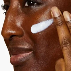 Application de la crème hydratante CeraVe sur le visage pour peau noire