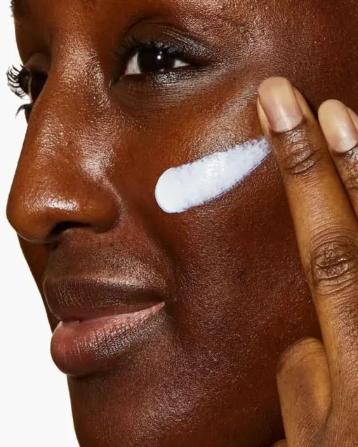 Application de la crème hydratante CeraVe sur le visage pour peau noire